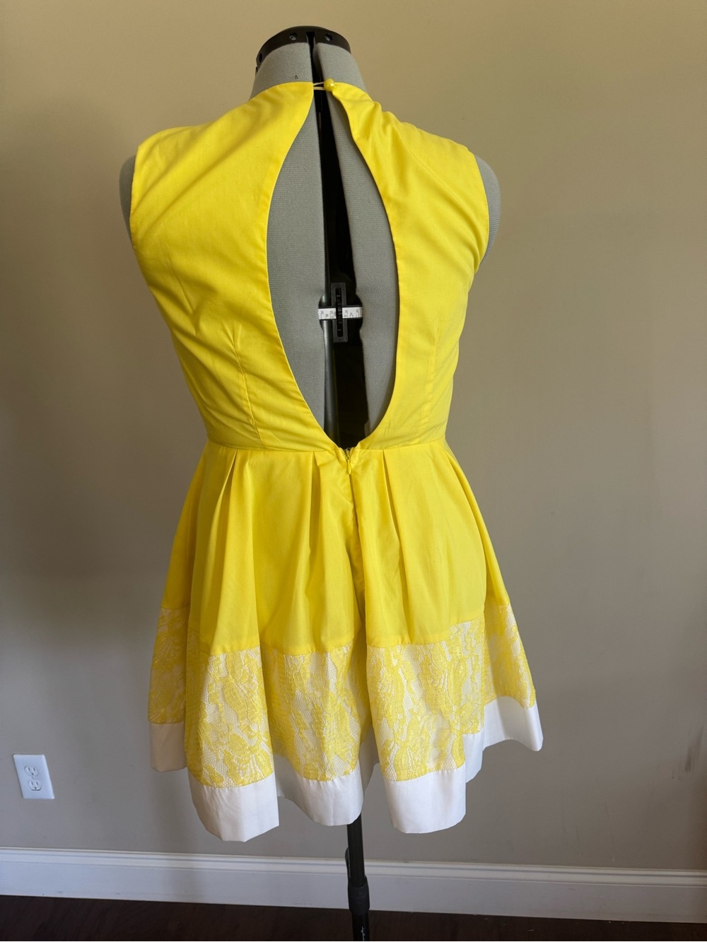 AX Paris Vintage Yellow Sleeveless Fit & Flare Dress with White Lace Hem - size - Picture 3 of 7